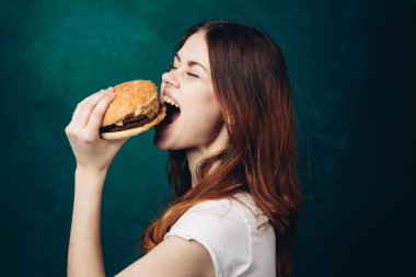 Hamburger yiyen neşeli kadın yakın plan yaşam tarzı