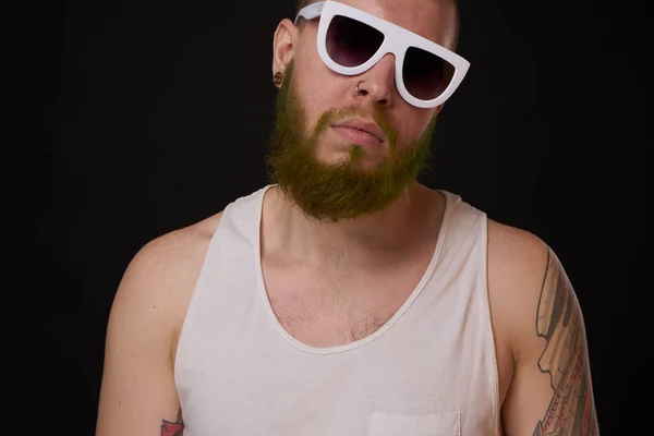 Bearded macho man in white t-shirt sunglasses fashion tattoos — Stock Photo, Image