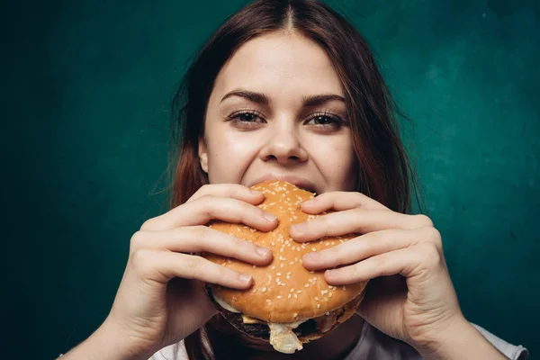 Vrouw eten hamburger fast food snack close-up — Stockfoto