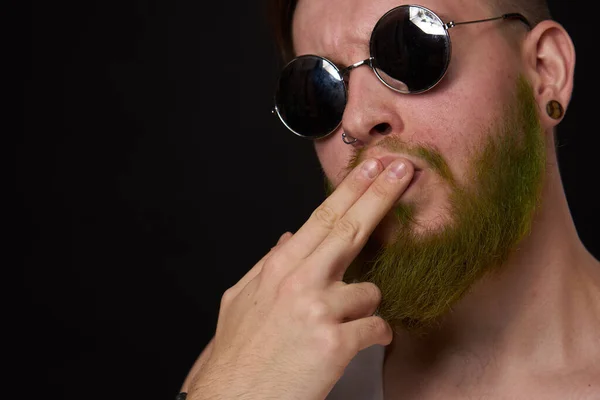Wesoły brodaty mężczyzna w białych okularach przeciwsłonecznych T-shirt pozowanie — Zdjęcie stockowe