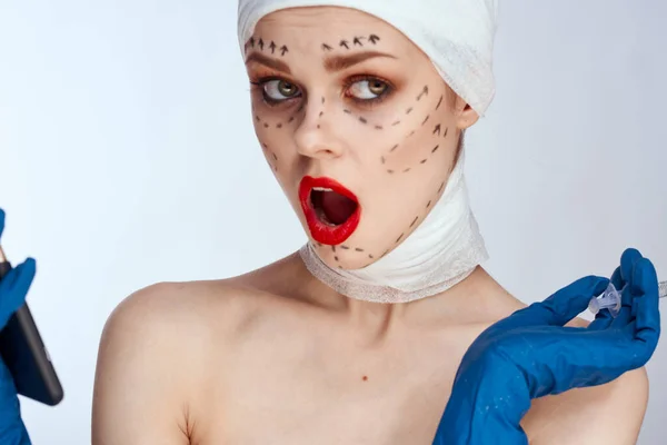 Portré egy nő Vörös ajkak plasztikai műtét csupasz vállak elszigetelt háttér — Stock Fotó