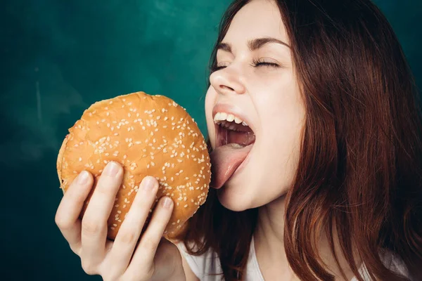 Kobieta jedzenie hamburger fast food przekąska zbliżenie — Zdjęcie stockowe