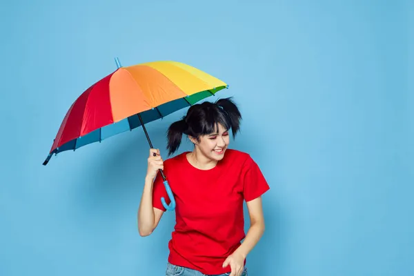 Alegre mujer en rojo camiseta arco iris color paraguas moda — Foto de Stock