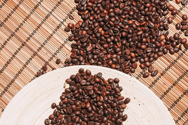 Biji kopi minuman panas tumpah biji-bijian tampilan dari atas — Stok Foto