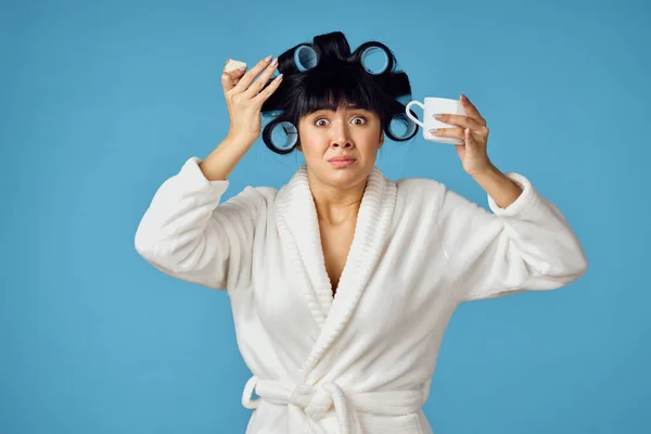 Vrouw in wit robe huishoudelijk werk schoonmaak dienst blauw achtergrond — Stockfoto