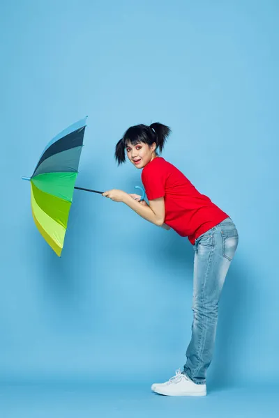 Femme gaie en t-shirt rouge couleur arc-en-ciel parapluie mode — Photo