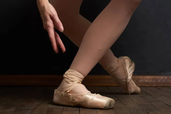 バレリーナ脚の運動パフォーマンス古典的なスタイルのクローズアップ — ストック写真
