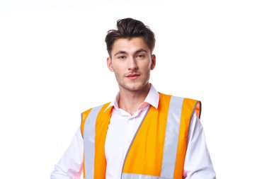Turuncu yelek giyen mühendis profesyonel poz veriyor.