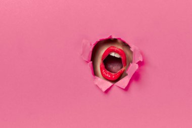 Kadınların dudakları pembe poster göz kamaştırıcı yaşam tarzı