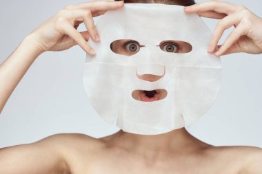 Ellerinde maske olan kadın cilt bakımı yenileme spa tedavileri