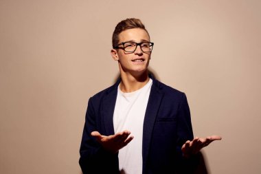 Elinde bej arkaplanı olan bir yönetici