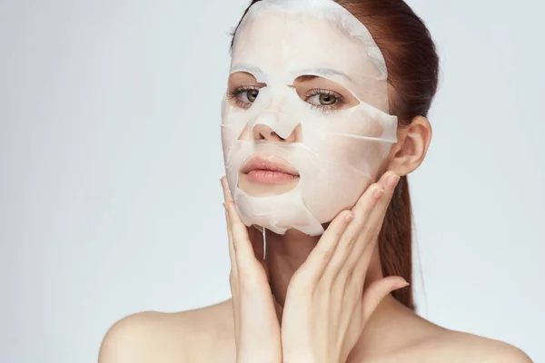 Женщина в косметической маске уход за кожей лица омоложение — стоковое фото