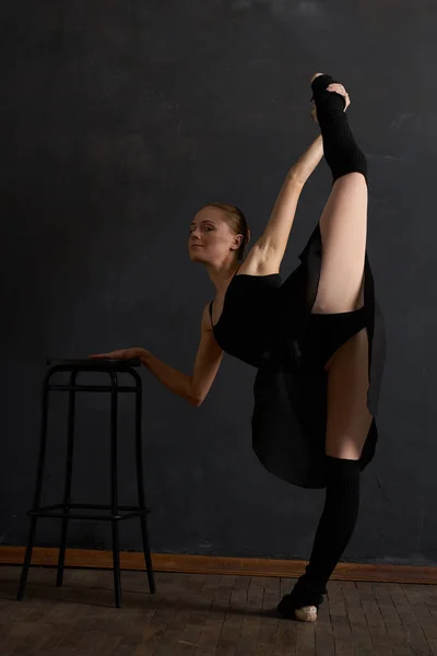 Woman in black dress dance ballet performance dark background — Stock Photo, Image