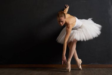 Balerin dansı performansı klasik karanlık arka plan geleneği