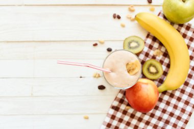 Taze meyve kokteyli kahvaltı tatlı organik ahşap arka plan