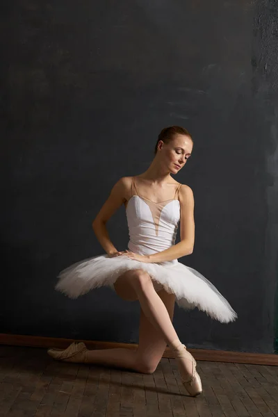 Mulher bailarina em branco tutu desempenho graça dança — Fotografia de Stock