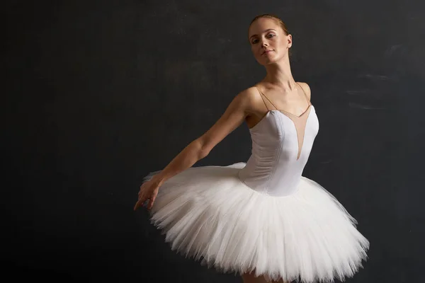 Bailarina em um branco tutu dança desempenho silhueta fundo escuro — Fotografia de Stock