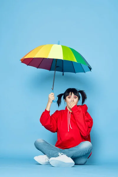 Alegre mujer en rojo camiseta arco iris color paraguas moda — Foto de Stock