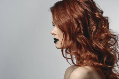 Çıplak omuzlu kızıl saçlı kadın makyaj tabanlı burç burcu burcu.