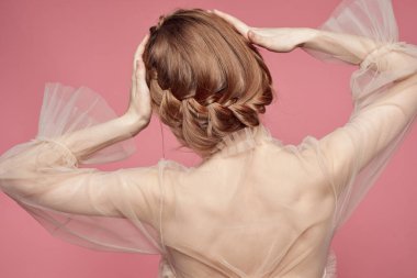 Cazibe pozu veren güzel bir kadın. Tecrit edilmiş bir geçmiş.