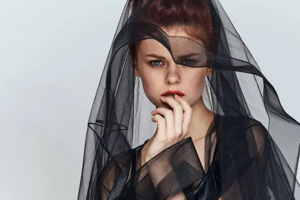 Kvinna med svart slöja klänning poserar elegant stil — Stockfoto