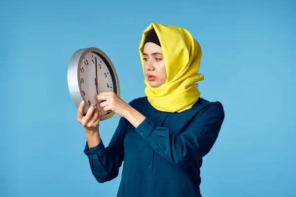 Γυναίκα σε κίτρινο hijab τεχνολογία αριθμομηχανή εργασία χρηματοδότηση — Φωτογραφία Αρχείου