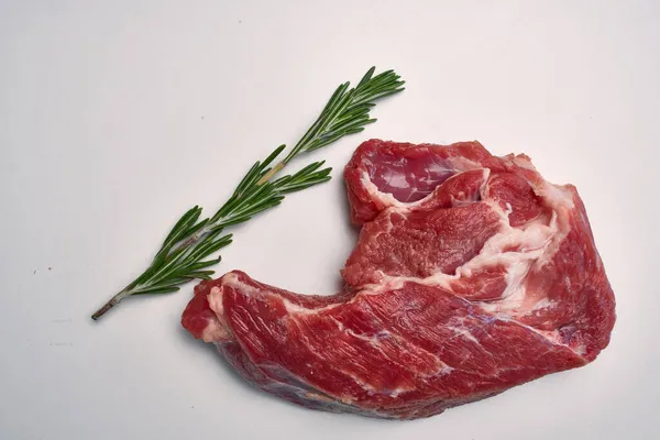 Carne bistecca manzo rosmarino cibo sì luce sfondo — Foto Stock