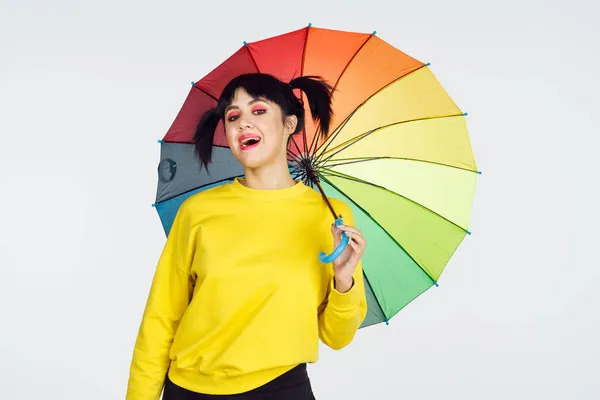 多色の傘の楽しそうなポーズのファッションを持つ女性 — ストック写真