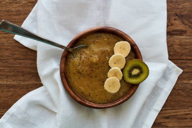 meyveli kahvaltı gevrekleri vitaminler organik ahşap arka plan