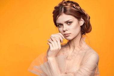 Bir kadının portresi saç stili eğlencesi kozmetik moda izole edilmiş arka plan