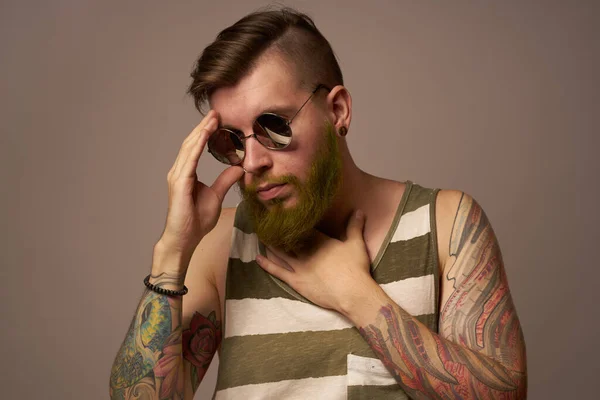 Bearded man in striped t-shirt glasses tattoo on his arms fashion — Stock Photo, Image