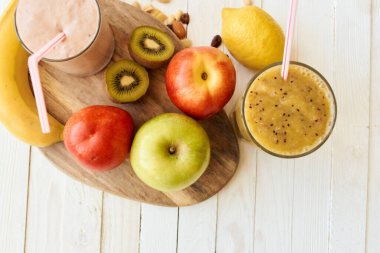 Taze meyve suyu, kefir kokteyli yoğurt kahvaltısı.