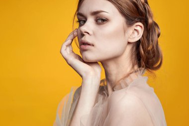 Güzel kadın jestleri elleri kozmetik moda saç stili sarı arka plan pozu
