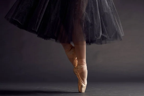 Mujer bailarina en un vestido negro danza moda ejercicio estudio estilo de vida —  Fotos de Stock