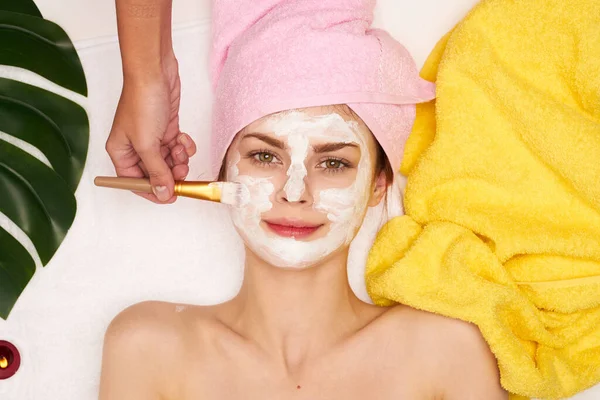 Vidám nő spa kezelések kozmetikumok szépség szalon fény háttér — Stock Fotó