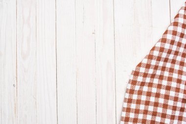 ekose masa örtüsü ahşap doku mutfak dekorasyonu tasarımı