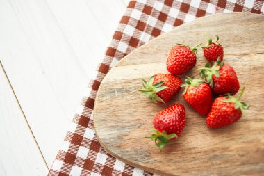 Tahta üzerinde taze çilekler meyve vitaminleri yaz mevsimi
