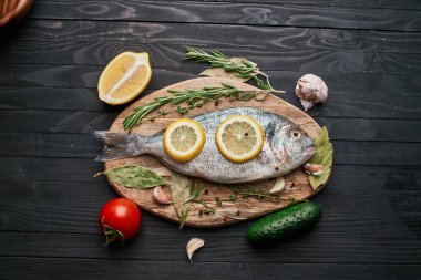 Tahta üzerinde balık. Malzemeler limon taze deniz ürünleri.