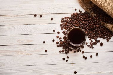 Bir fincan kahveli espresso canlandırıcı. Yakın çekim yiyecek.