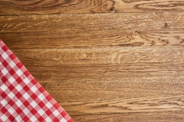 Ahşap masa örtüsü, ekose masa örtüsü, mutfak manzarası.