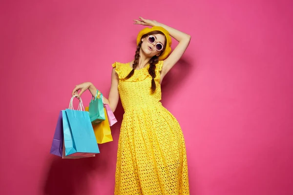 Okouzlující žena nosí sluneční brýle pózování nakupování móda izolované pozadí — Stock fotografie