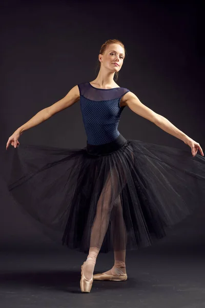 Hermosa mujer en un vestido negro danza moda ejercicio aislado fondo — Foto de Stock