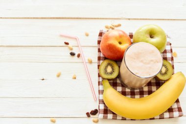 Taze meyve kokteyli kahvaltı tatlı organik ahşap arka plan