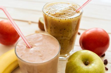 Taze meyve suyu, kefir kokteyli yoğurt kahvaltısı.