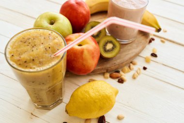 Taze meyve suyu, kefir kokteyli yoğurt kahvaltısı.