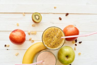 Taze meyve suyu, kefir kokteyli yoğurt kahvaltısı.