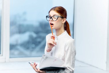 İş kadını ofis iş yaşam tarzını belgeledi