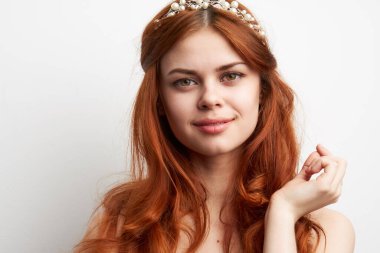 Başında çıplak omuzlarıyla poz veren çekici bir kadın.