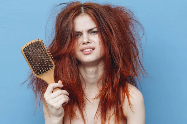 裸の肩を持つ女性赤髪櫛青の背景 — ストック写真