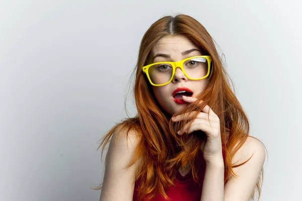 Mujer emocional en gafas amarillas labios rojos aspecto atractivo — Foto de Stock